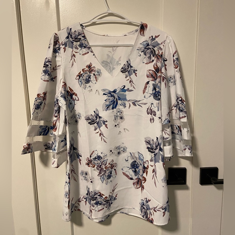 BETTE BOUTIK Womens V-Neck Floral Blouse